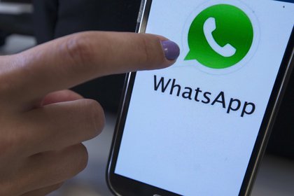 A mobile photo with the WhatsApp tech logo (Photo: EFE / Marcelo Sayão / File)