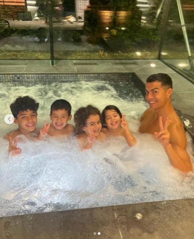 Cristiano Ronaldo is shown in the jacuzzi with his four children, all making the number 2 with their fingers, representing the waiting twins to arrive (Photo: Georgina Rodriguez/Instagram)
