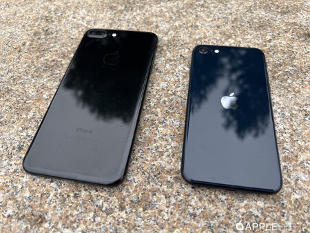 iPhone 7 Plus Jet Black and iPhone SE