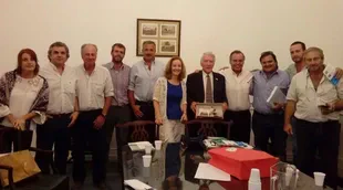 In 2018, the first meeting of sheep farmers with Henry Lewis, of the UK Government's Department of Agriculture (in a suit), and with Marisa Leoncini, Trade and Investment Adviser at the British Embassy in Argentina (center)