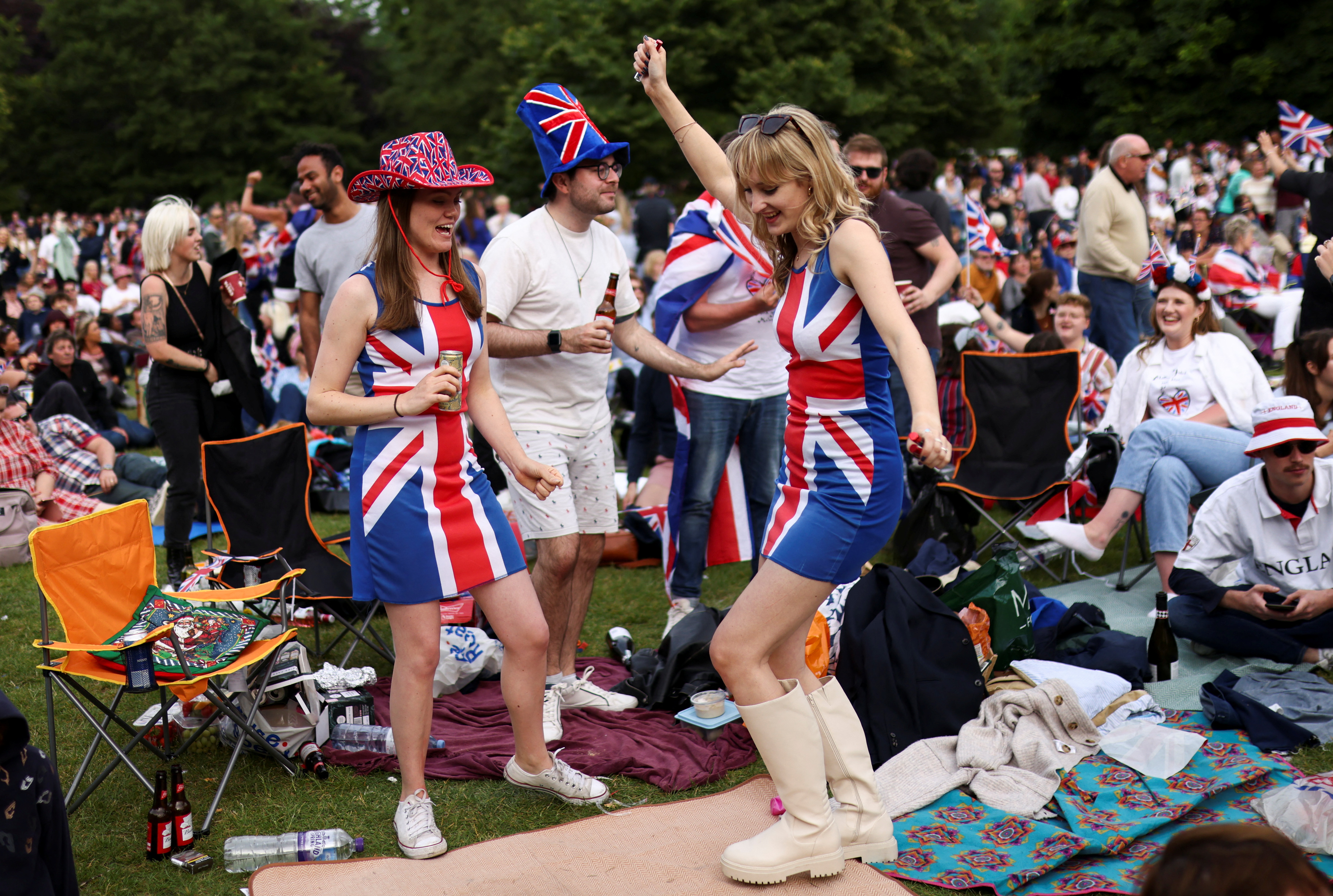 British women dance in the mall, before the BBC's Platinum Concert at the Palace Gala in front of Buckingham Palace on June 4, 2022 (Reuters/Tom Nicholson)