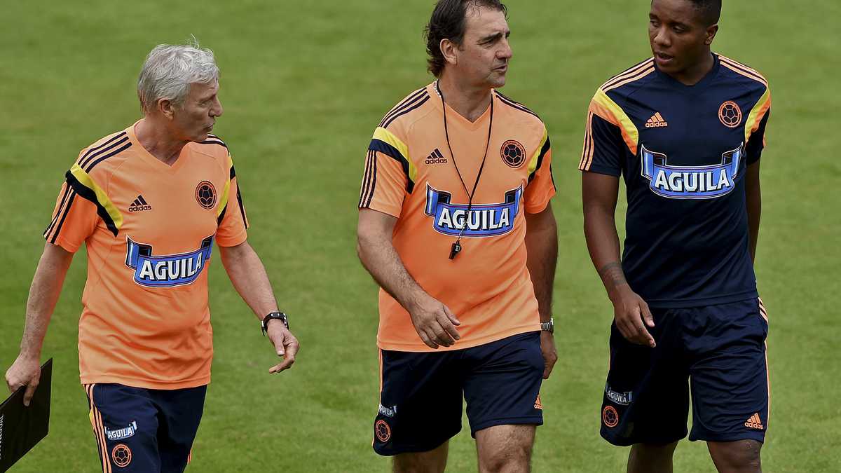 (Files) In this June 9, 2014 photo taken, Colombia striker Carlos Carbonero (R) talks with Argentine assistant coach Nestor Lorenzo (centre) and Argentine-Colombian coach Jose Pekerman during a training session at the President Laudo Natell Athlete Formations Center in Cotia, São Paulo, Brazil.  The Colombian Football Federation (FCF) said in June that Argentine Nestor Lorenzo will coach the Colombian national football team, a seat he has known since his time as an assistant to his compatriot Jose Pekerman at the 2014 and 2018 World Cups, 2, 2022 (Photo by Eitan Abramovich/Press Agency). French)