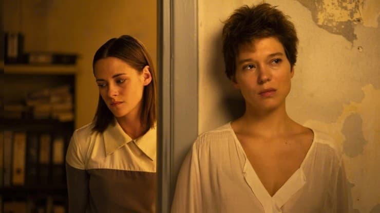 Famous actresses Kristen Stewart and Lea Seydoux star in David Cronenberg's Crimes of the Future.