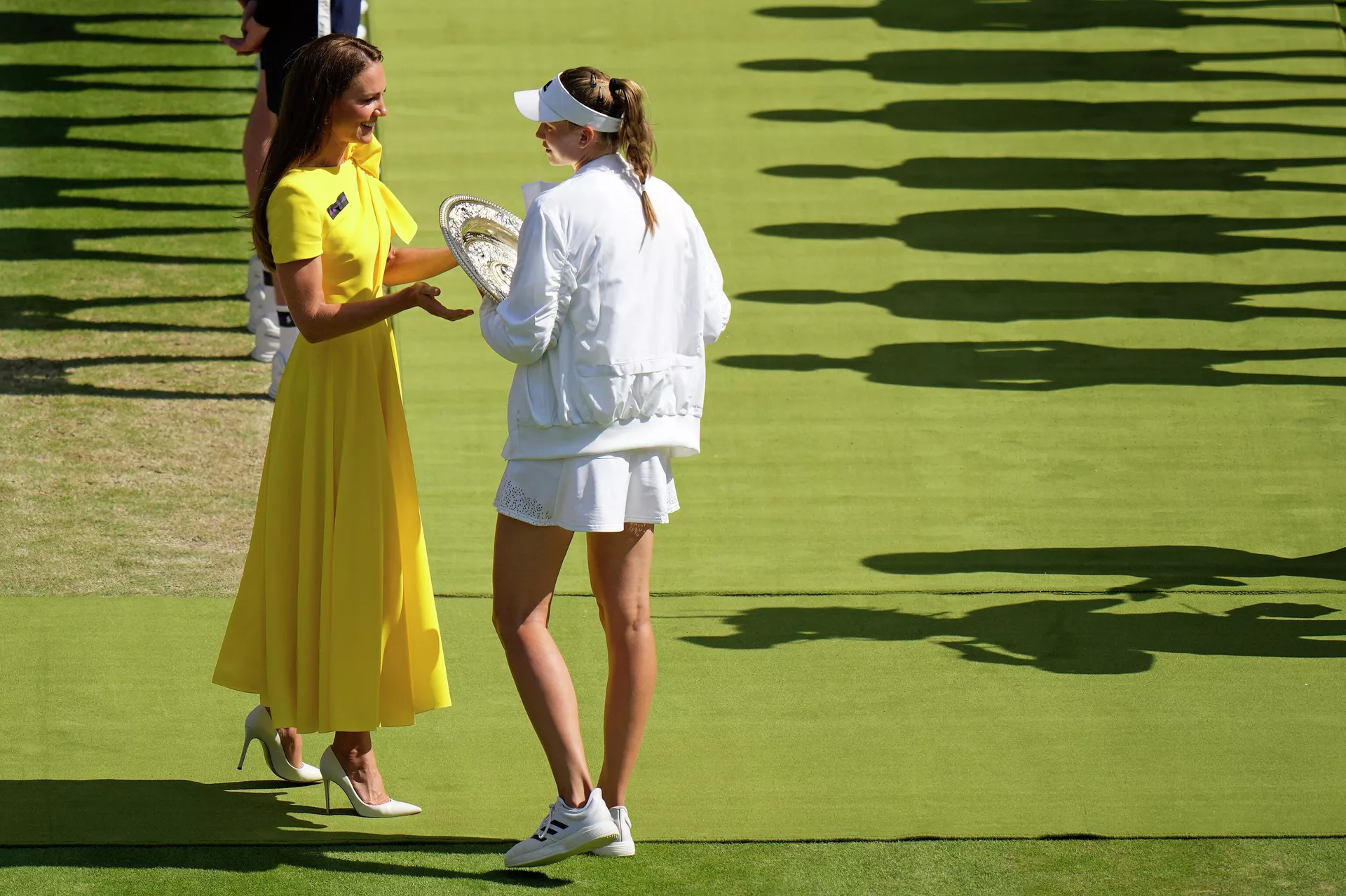 The Duchess of Cambridge, Kate Middleton, presents the Venus Rosewater Dish Trophy to Kazakhstan's Elena Rybakina after winning the women's singles final against Tunisia's Ons Jabeur at Wimbledon 2022 - Sputnik World, 1920, 11.07.2022