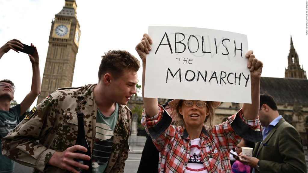 Arrest opponents of the monarchy in London and Scotland