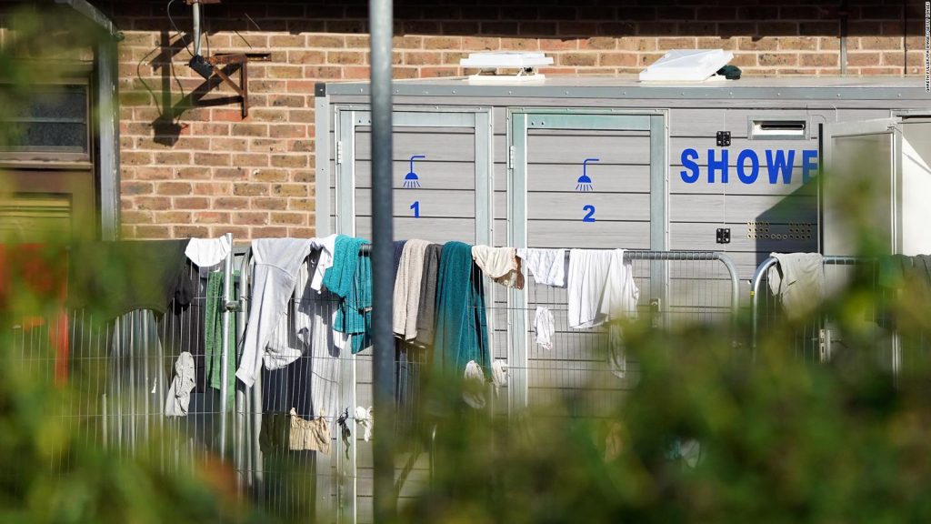 They denounce the inhumane conditions at a migrant center in the UK