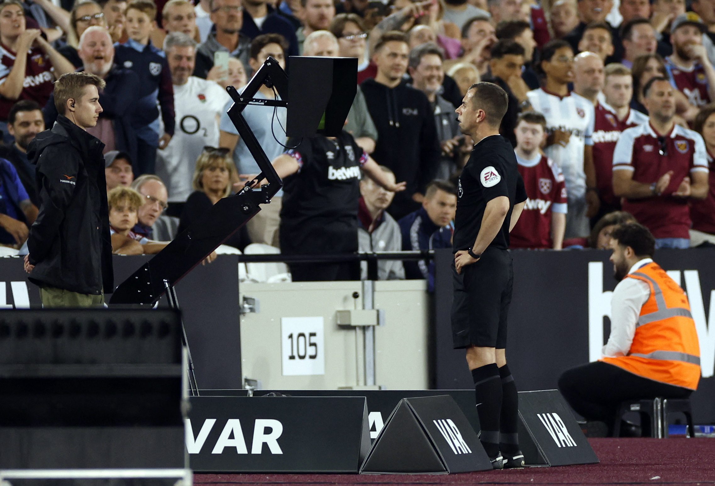Football - Premier League - West Ham United - Tottenham Hotspur - London Stadium, London, UK - 31 August 2022 Referee Peter Banks looks at the VAR Action Images via REUTERS/John Sibley EDITORIAL USE ONLY.  Not for use with audio, video, data, fixture lists, club/league logos or services 