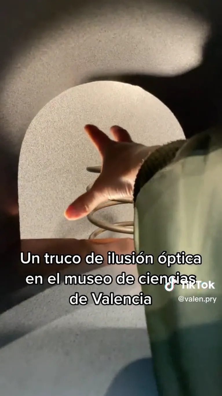 The optical illusion trick at the Science Museum is going crazy on the nets.  (TikTok Capture @valen.pry)
