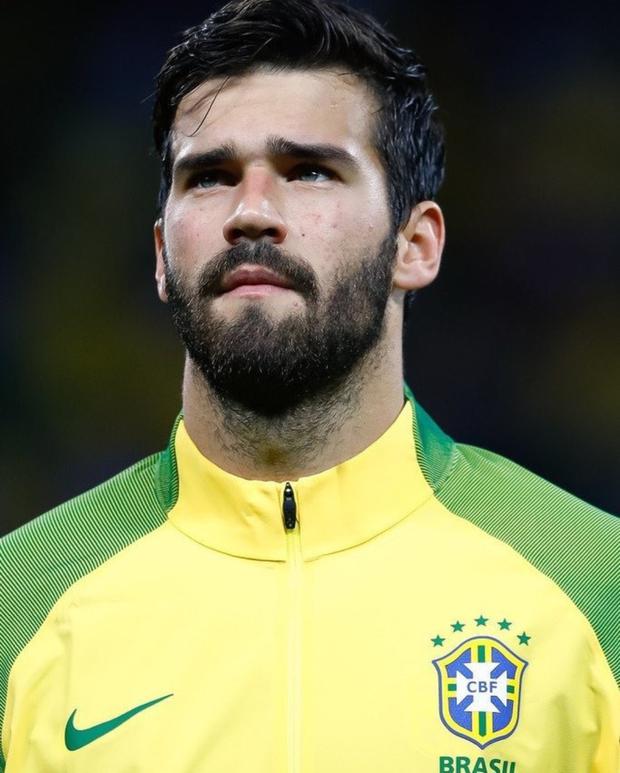 He plays for Liverpool.  Since 2015, he has been married to his wife, Natalia Lowe, with whom he has 3 children (Photo: Alison Becker/Instagram)