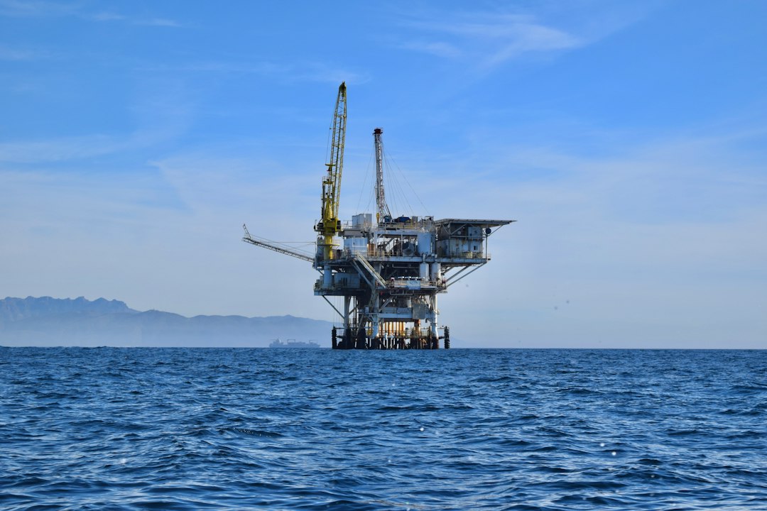 Onshore drilling rig at dusk, representative of Mendell Helium's Fort Dodge project in Kansas